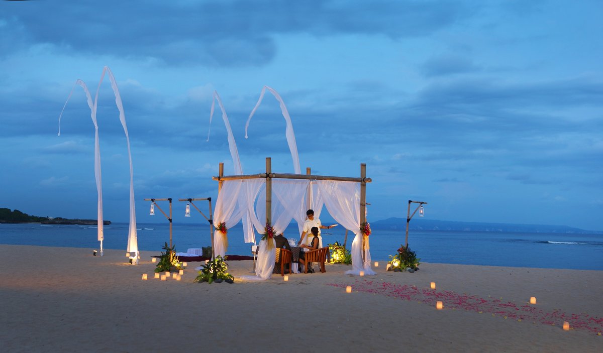 AyodyaBali's tweet photo. Share your love through romantic dinner with your loved one.
#romantic #valentine #dinner https://t.co/1q6B3RcC33