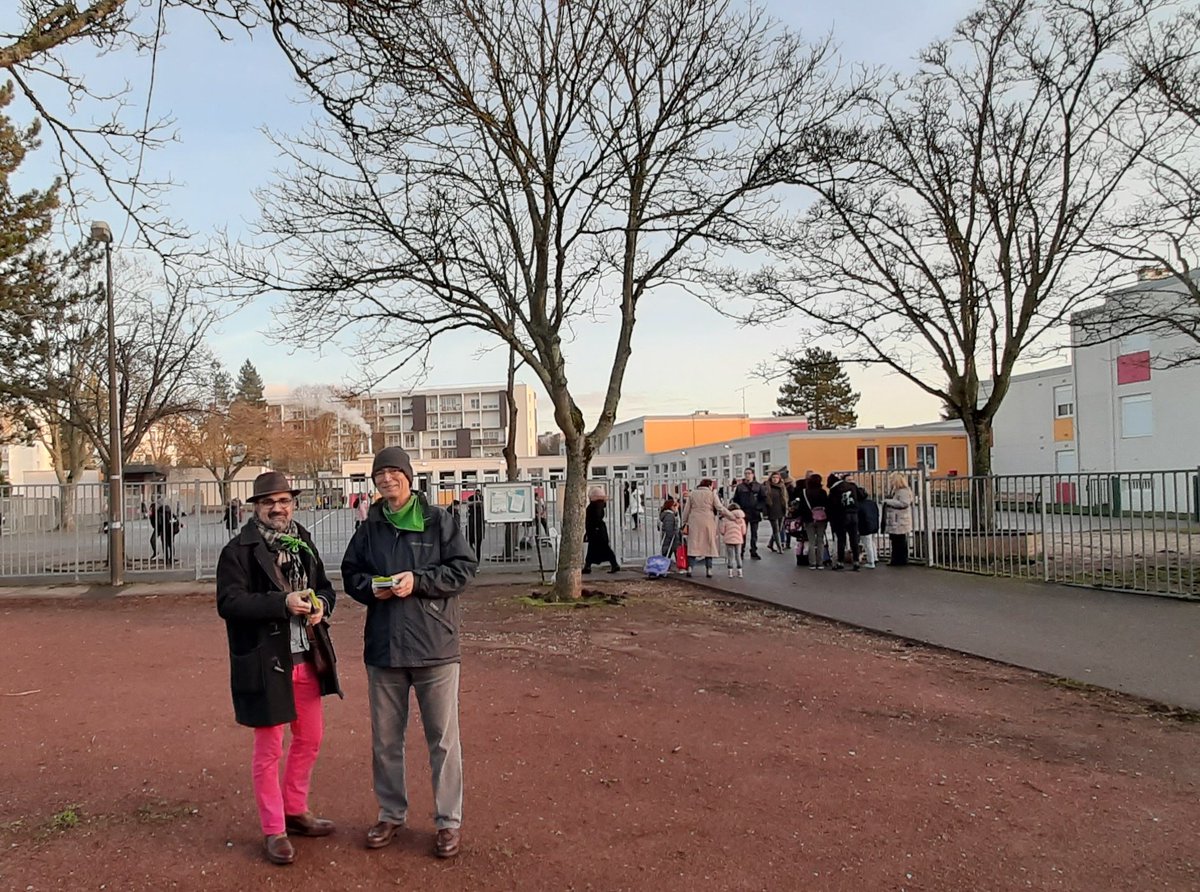 JYB80's tweet photo. De bonne heure et de bonne humeur, les équipes sont ce matin à Marivaux, au marché de l'IME, au marché esplanade Branly et rue de Paris ! https://t.co/YojplTMquI