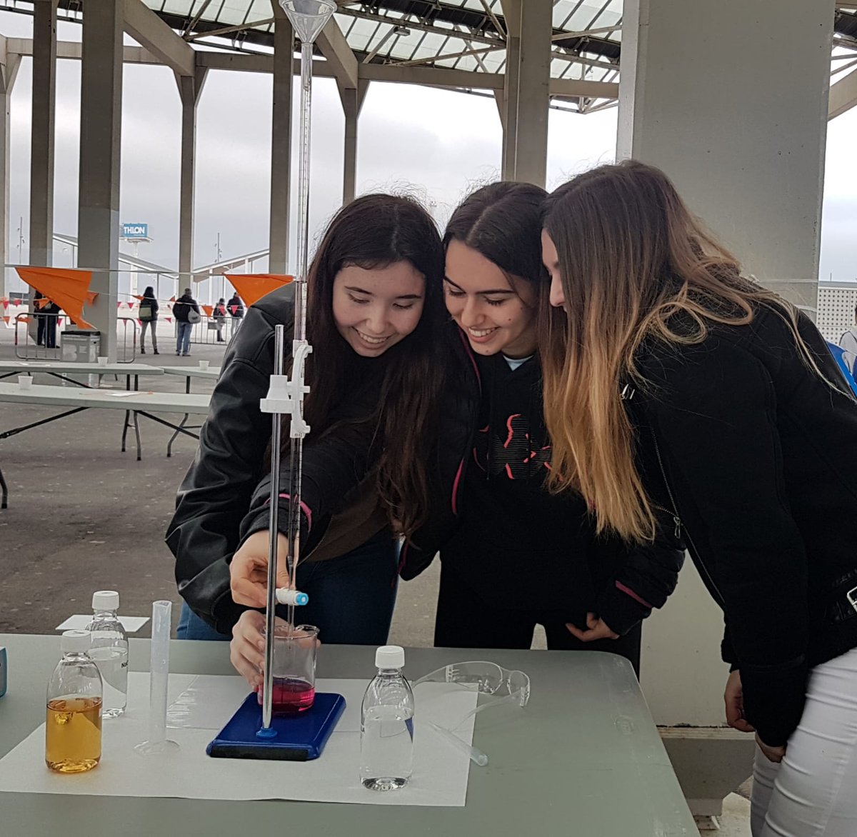 la_UPC's tweet image. Bon dia!
Avui, el #ParcFòrum es converteix, de la mà de la #UPC, en un gran laboratori científic! 🎯🧪⚗️
👉 Amb més de 2.000 nois i noies de tot Catalunya! #VisionsSTEAM
@EEBE_UPC @bcn_ajuntament