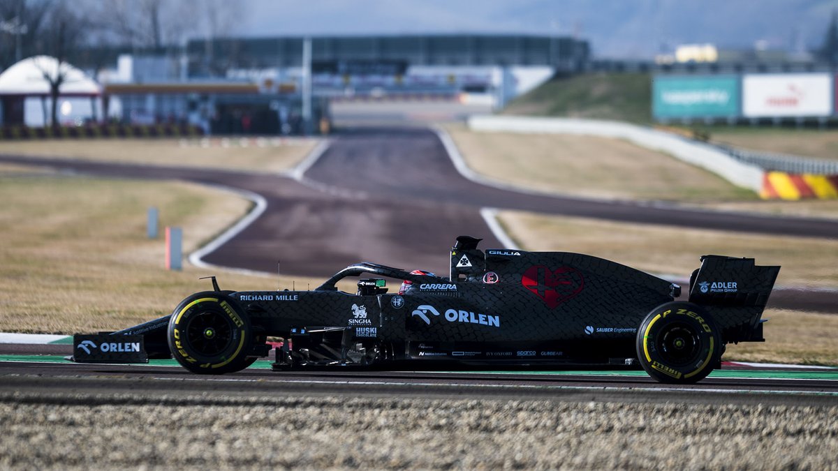 Look at that Alfa! 🤩

That's Kimi and the brand new @alfaromeoracing 2020 challenger - sporting its testing livery 👌

#F1