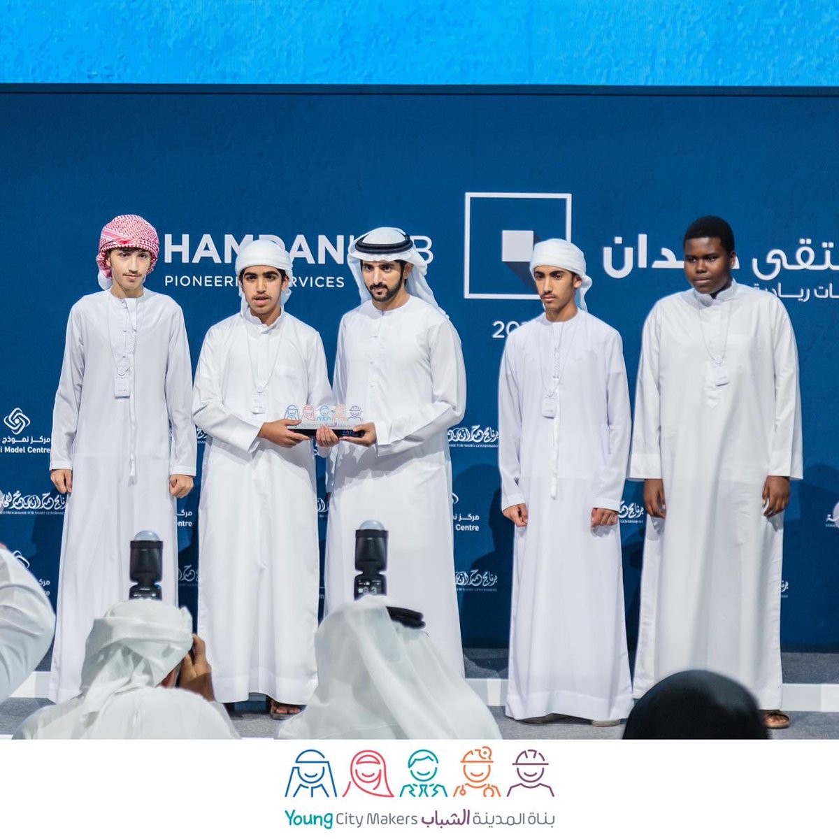 سمو الشيخ حمدان بن محمد بن راشد آل مكتوم، ولي عهد دبي رئيس المجلس التنفيذي خلال التكريم الخاص لفريق "الشركة الافتراضية" عن فئة تحسين الخدمات الحكومية من مدرسة"راشد بن سعيد للتعليم الثانوي - بنين" في حتا عن فكرتهم "الشركة الافتراضية" لتحسين الخدمات الحكومية🏆