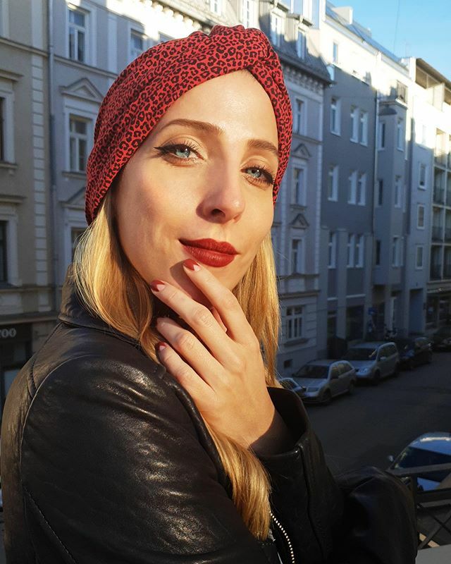 kathrinkecht's tweet photo. Never thought I had a „hat face“, but I really loved this look on me actually! Immediately bought my own cute turban made by @alive_collective 💓Thanks for the (always amazing) styling @valentinamilakovic 😘
.
.
.
#hatfashion #turban #turbanstyle #redl… https://t.co/T3rUJPiyMC https://t.co/2LXMGKB4eL