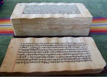 प्रभावित और आकर्षित किया।नोट -अष्टाध्यायी संस्कृत व्याकरण का पहला विवरण नहीं है, किन्तु यह सबसे पुराना विवरण है जो पूर्ण रूप से हमारे बीच मौजूद है।खैर इस बारे में एक बहुत ही दिलचस्प कहानी है कि पाणिनी ने किस तरह से अष्टाध्यायी को लिखा था।एक दिन, भगवान शिव उसके सपने में आए