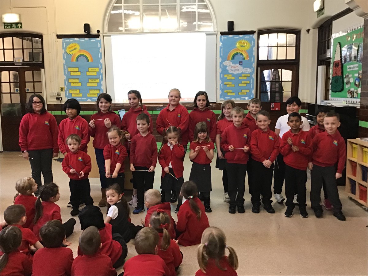 Llongyfarchiadau i’r plant yma sydd gyda phresenoldeb perffaith! 💯 Gwych!
Congratulations to these children who have perfect attendance! 💯 Amazing!