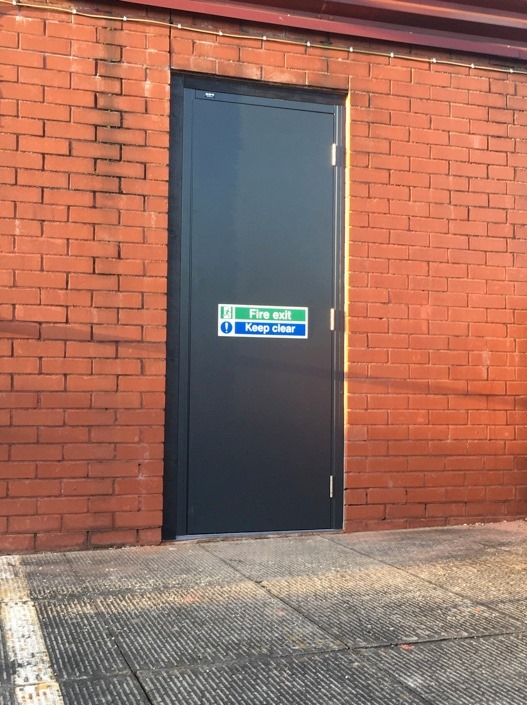 Prodooruk's tweet photo. A #ValentinesDay shout out to the fantastic team at @strongdor, we A DOOR you! 😆
Take a look at this amazing transformation!
#ValentinesPun #StrongDoors #Valentines https://t.co/1TankdhuYN