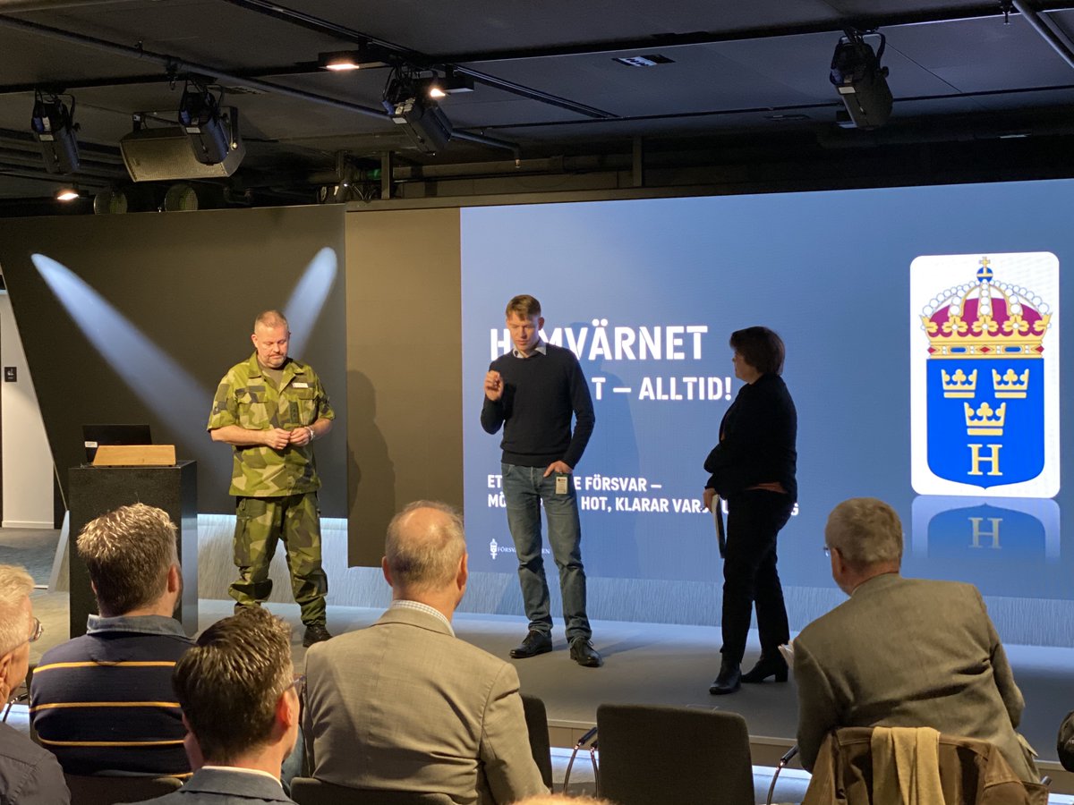 AFF_sweden's tweet photo. Imorse arrangerade vi ett seminarium om 'Framtidens Hemvärn' där @RikshemvarnsC och @NilssonPM reflekterade kring alltifrån driftvärn till cyberhemvärn och jämställdhet. Tack till alla morgonpigga åhörare som bidrog med intressanta frågor! #affsem #svfm #föpol https://t.co/Jv10I2bmHq