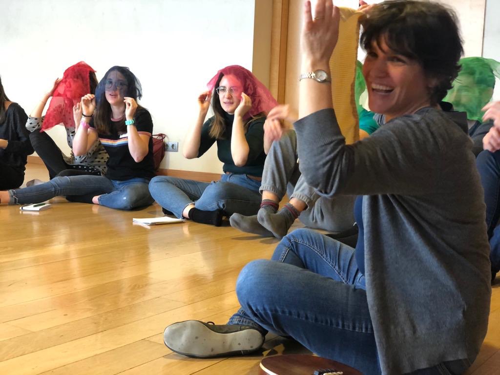pedagogiaesmuc's tweet photo. Continuem amb la màgia, el color i l’alegria, eines imprescindibles per a l’educació musical primerenca. #SeminariDidàcticaESMUC @esmuccat @mireiaguiar @FBadal https://t.co/SXtiHSqKr1