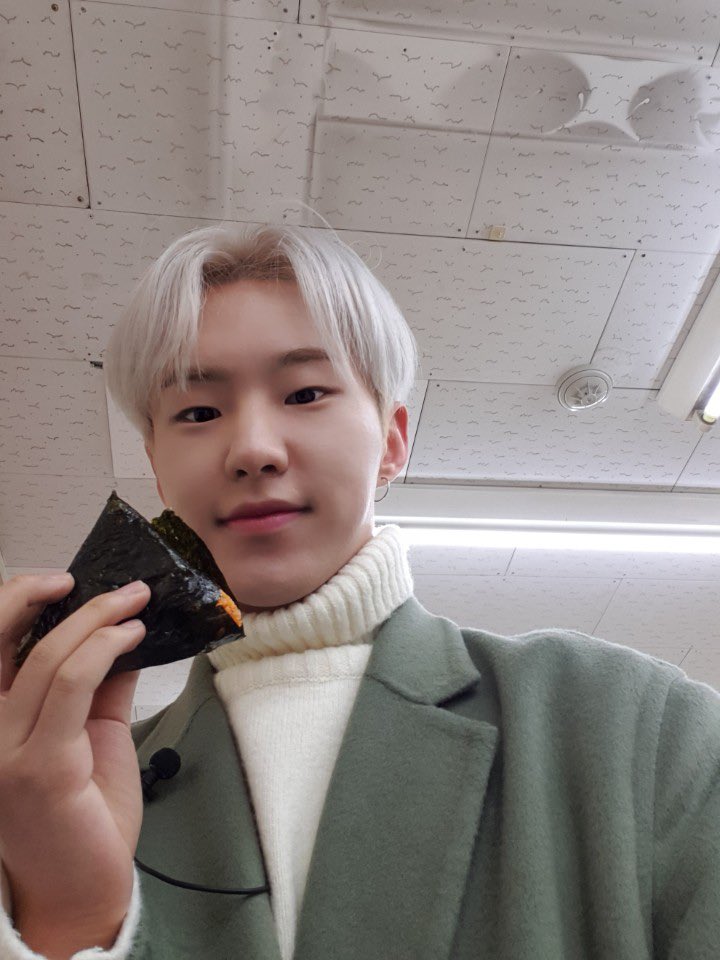 pledis_17's tweet image. [17&apos;S] NASA 선생님들 빨리 타임머신 개발해주세요!🚀 순원겸 꼬꼬마 시절 라면에 김밥 옴뇸뇸 먹는 모습 두 눈으로 직접 봐야겠거든요‼️

타임워프 시급한 세봉이들의 끝나지 않는 꿀잼 연습생 추억 이야기는 IF 다음 편에서 더 재밌을 예정🤗

#영상으로만_남기기_아쉬웠던
#캐럿들을_위한_선물🎁