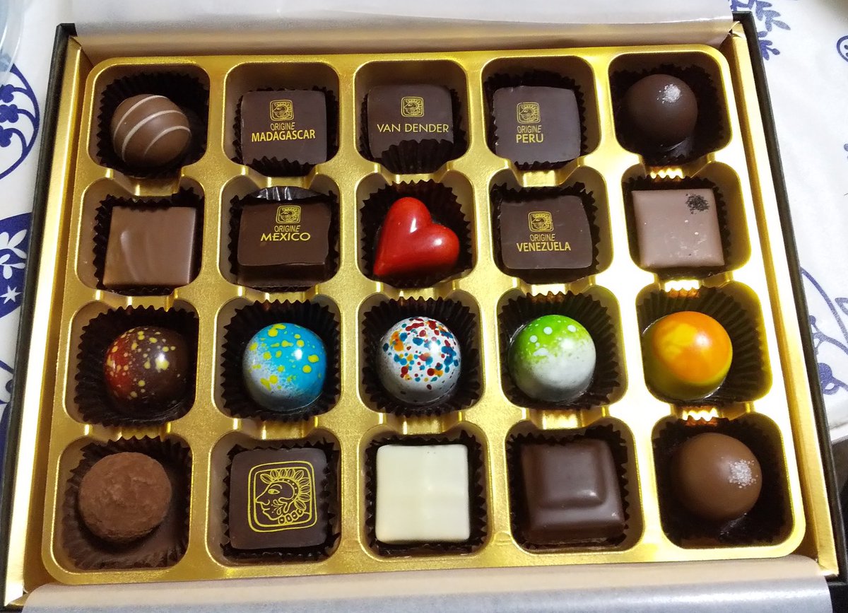 Azito ゴールデン街 妻はチョコレートが好きなので 見た事の無いメーカーのチョコを買って来ます 1粒500円とかの 購入意欲を削るため安くておいしいチョコを冷蔵庫に補充してますが 今日は仕方ないよね 廊下に大量の紙袋が置いてあるけど仕方ない