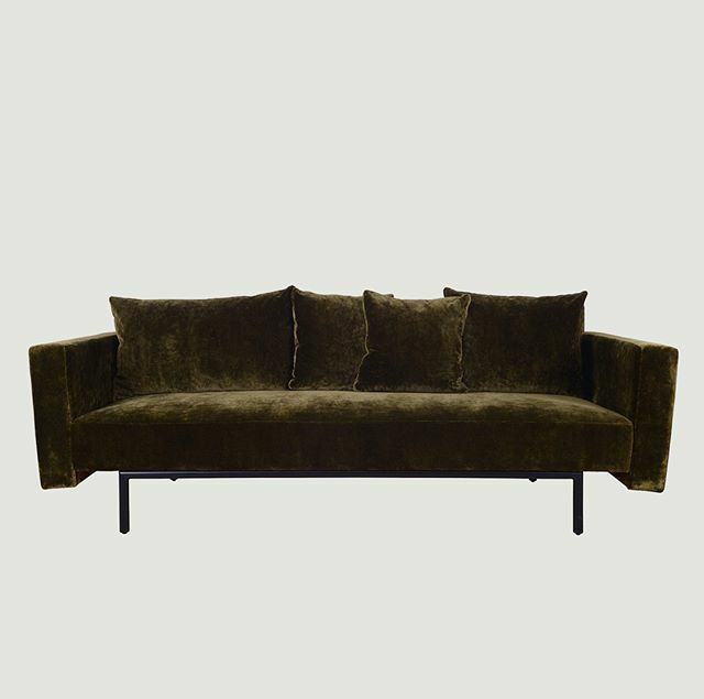 In love with moody Olive hues. This modern shape with slim legs and arms, mixed with the luscious velvet has a quietly cool nonchalant attitude. ⁠
.⁠
.⁠
.⁠
.⁠
.⁠
#olivegreen #olivesofa #greensofa #greenvelvetsofa #varese #velvet #sofa  #interior … ift.tt/2u2kLEs