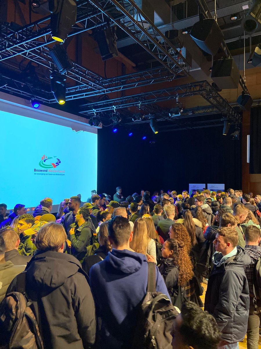 YvonneHiddink's tweet photo. 400 studenten #bouwkunde ervaren vandaag via #builtyourfuture @BouwendNL meer over de uitvoerende bouw. Verschillende bouwbedrijven laten hen proeven aan onze gave sector #jegaathetmaken @debouwmaakthet_ https://t.co/cNSZo5Ehsp