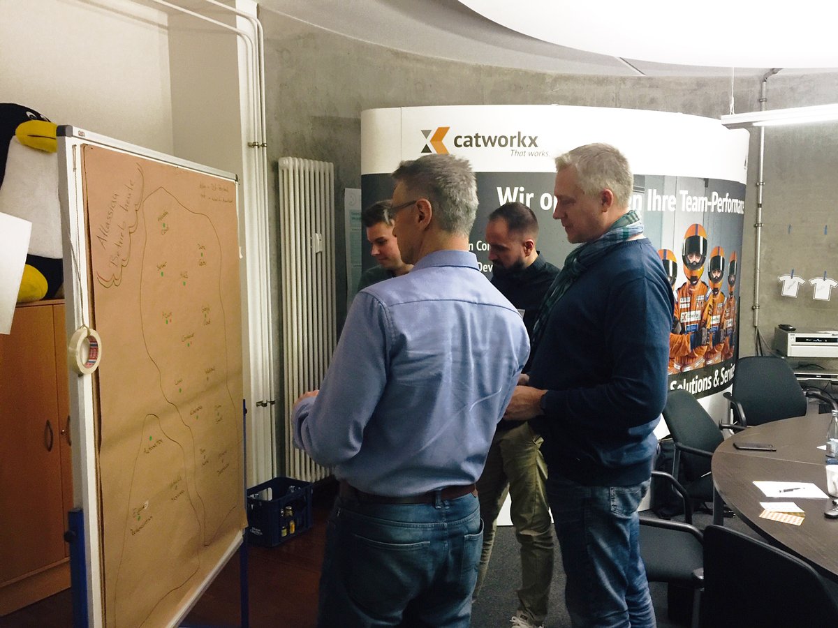 catworkx's tweet photo. Networking beim #catworkxRoundTable: Die Teilnehmer lernten Vorteile für den Betrieb von Atlassian-Tools über verschiedene Deployment-Optionen kennen. Am Beispiel der #Teamworkx Cloud entdeckten sie, wie neue Jira-Versionen hochautomatisiert bereitgestellt werden können. #Hamburg https://t.co/OAhjWr0Um8
