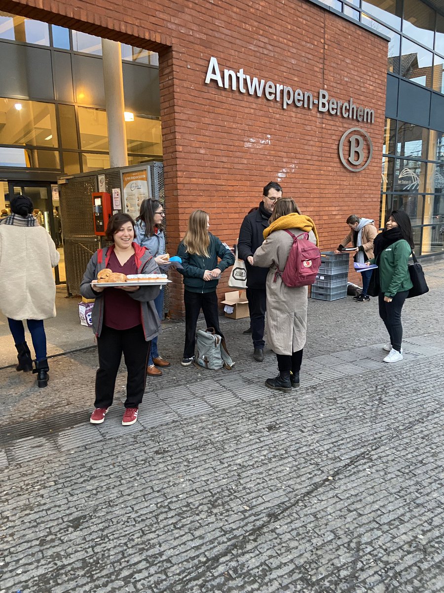 JGAntwerpen's tweet photo. Valentijn? Wij vieren #valentrein! Samen met @GroenAntwerpen bedanken we iedereen die er voor kiest om met de trein te reizen!💚 https://t.co/8hltccAjzd