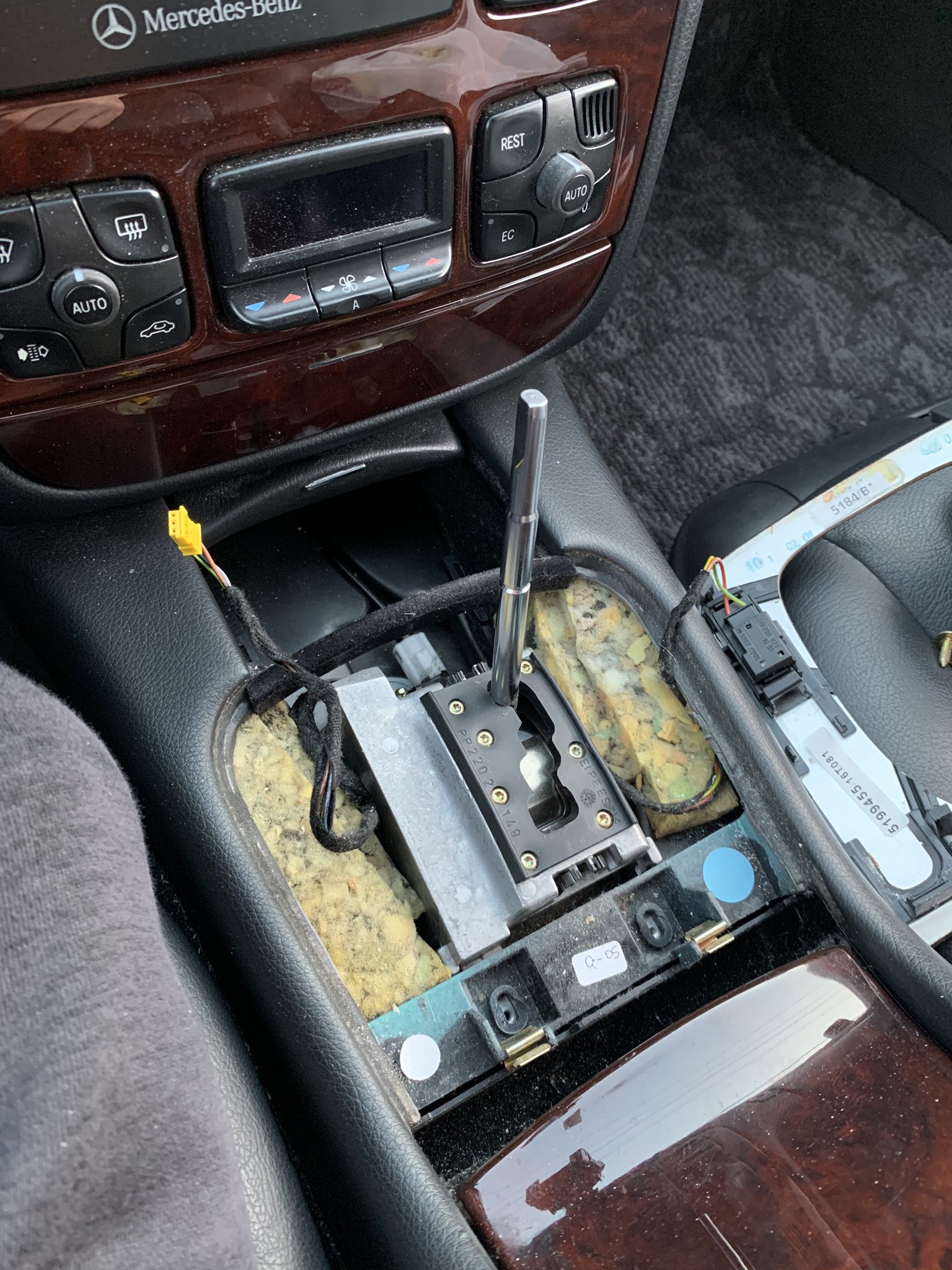 しげみーつ 突然車ぶっ壊れた シフトロックして 動かない鉄の塊となりました 笑 この車の修理費用は 十万と必要らしいので 自分で直しました Diy最高 T Co Jfsoo3qpky Twitter