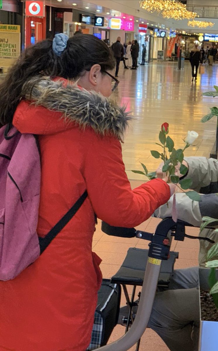 Mevrouw tegen kind van Sterrenschool De Globetrotter: “Ik had vandaag écht m’n dag niet, maar door die lieve roos van jou kan deze dag toch niet meer stuk.” Kinderen delen bloemen én complimenten uit in winkelcentrum Zuidplein. #Rotterdam #Valentijn