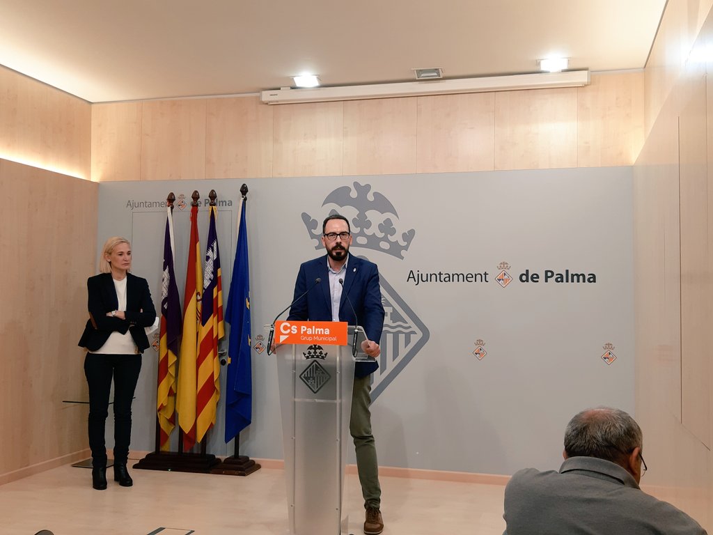 Cs__Mallorca's tweet photo. 📝 Seguimos trabajando por mejorar la vida a los vecinos de los barrios de #Palma
✅ @Alex_Escriche pide la adecuación del local de la Asociación de Vecinos de #SonOliva para el disfrute de los vecinos del barrio
📝Nota de Prensa👇
https://t.co/hH4982LUbi https://t.co/7emoW9yzr7