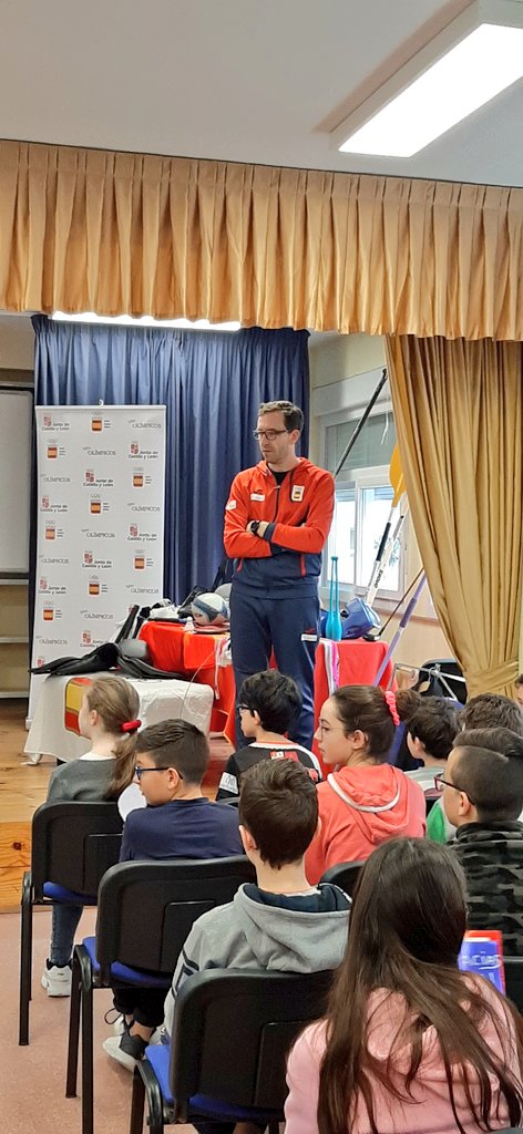 MariaGInfante's tweet photo. Presentación del #Proyecto #TodosOlímpicos en @CEIP_MIGUEL_HER con D. Javier Ortega @jcyl D. Alejandro Blanco @COE_es , los deportistas @FernandoAA10 y Eva Barrios #valoresdeldeporte @educacyl @AytoLagunaDuero #centroseducajcyl https://t.co/vM0aW6giI3