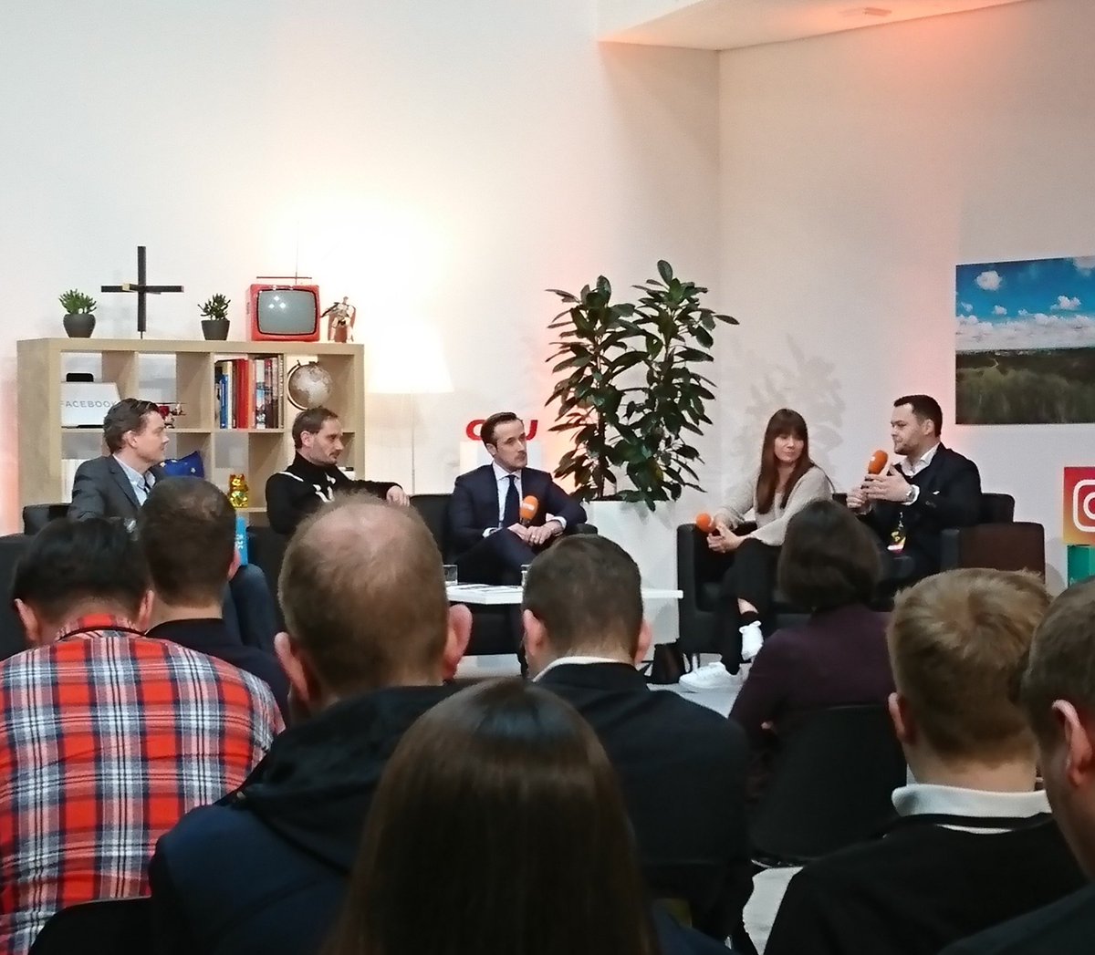 DerSchuetti's tweet photo. Anregende Diskussion über das Spannungsfeld zw. klassischen Medien und Influencer Marketing. @warrings, @louisadellert, @TilmanAretz, @csmeisterlich und @JoeLaschet sind sich einig, dass - plattformunabhängig - Kommunikation keine Einbahnstraße ist. #digicampCDU https://t.co/yX7TH3676r