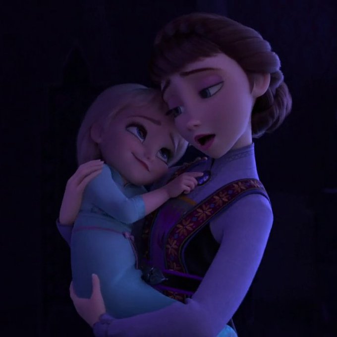 26. Look at Baby Elsa touching Iduna's brooch. 