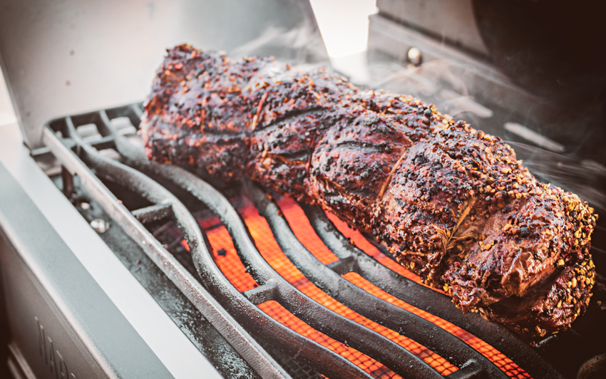 NapoleonGrills's tweet photo. #HappyValentinesDay2020 Why go out for dinner when you can treat a loved one to a delicious home-cooked meal on the barbecue? Our Beef Tenderloin Au Povire will knock their socks off! Full recipe available here: https://t.co/SWbLBu4lcP #MealForTwo #ValentinesIdeas #BBQDate https://t.co/uB3I5O6ajb