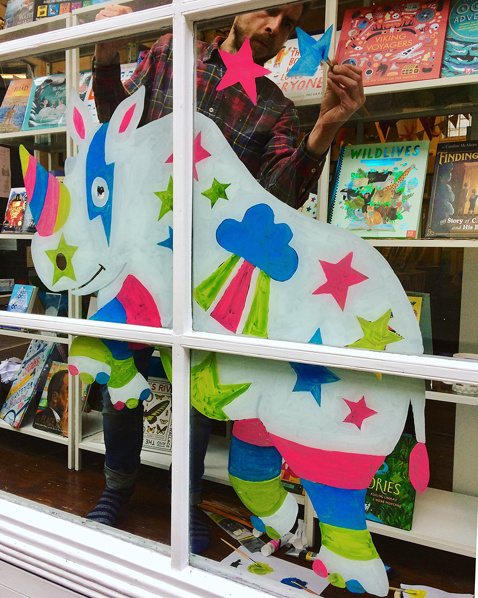 Gardners's tweet photo. ๐๐๏ธ B O O K S H O P S H O U T - O U T ๐๐ฌ๐ธ
If you were to see this colourful display at @alligatorsmouth you might wonder: is it a rhino? ๐ฆ is it a unicorn? ๐ฆ
Well, thanks to @mattcarrdesigns it's #RHINOCORN!
Head to Church Court, Richmond to see it! ๐ https://t.co/g6eqawyD8N