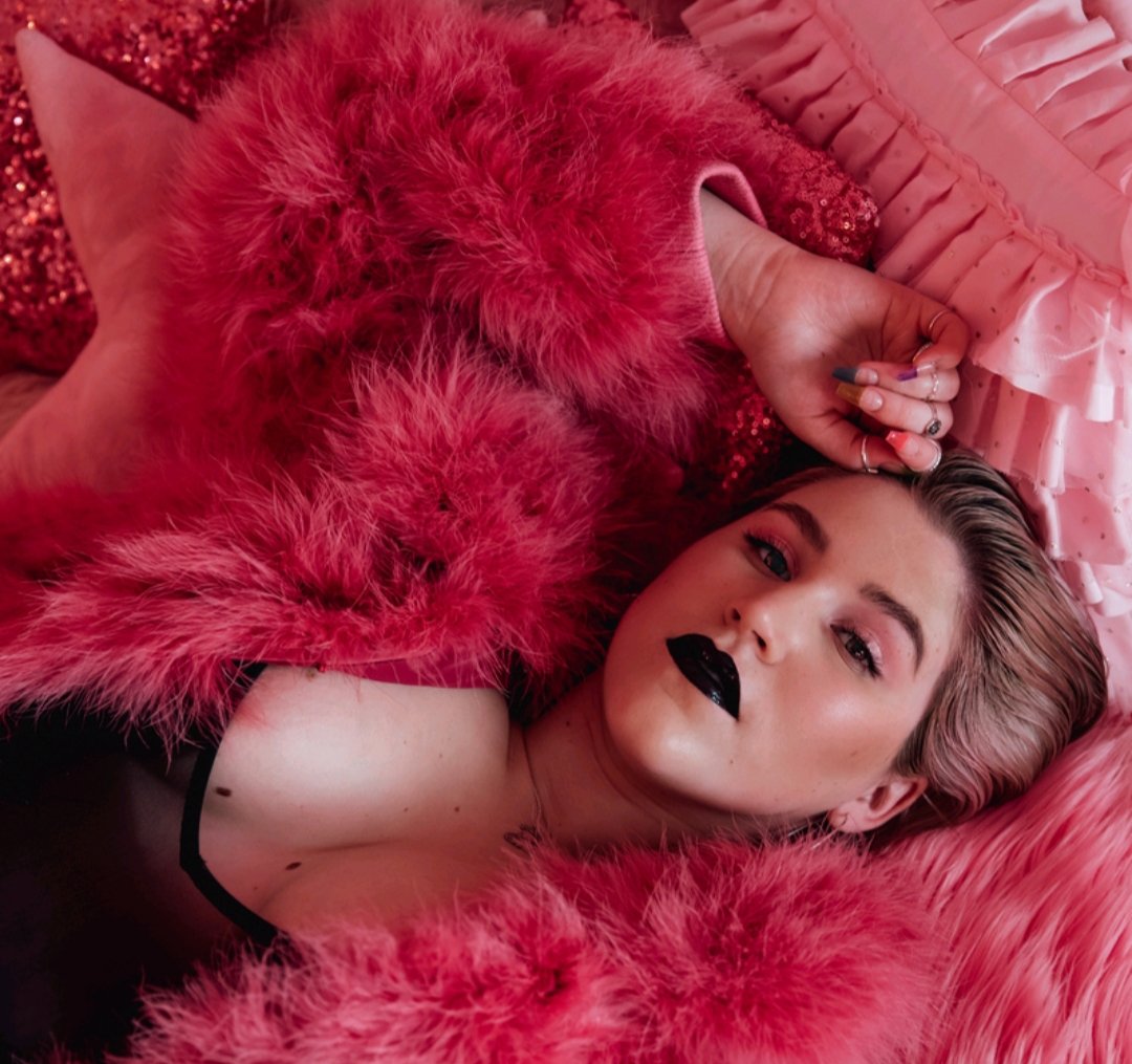 South African musician <a href="/AshlinnGray/">Ashlinn Gray</a> chats to me about her debut on American Idol , as well as the release of her new single "Best Friend, which she released today- on Valentines Day.
The singer also lets us in on what life is like living in Los Angeles!
Read the <a href="/SaturdayStar/">The Saturday Star</a>