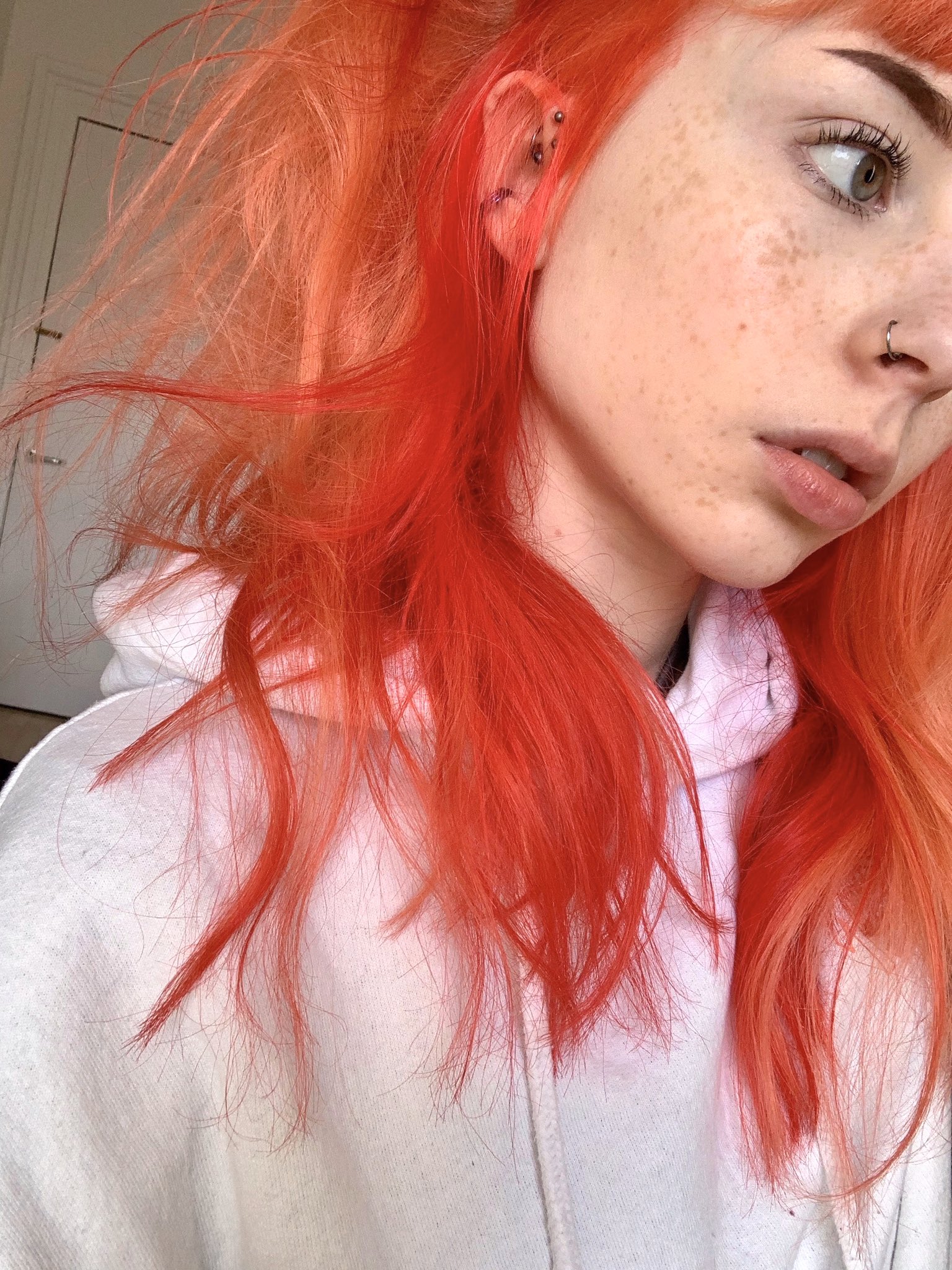 Amber Sur Twitter I Got Half My Hair Dyed Red Yesterday I Wanted Pink But I Would Ve Had To Bleach The Orange For It To Show Through But Idm