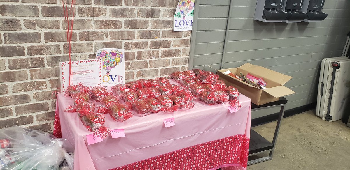 ArrielleLadd's tweet photo. Team 2731 ready to celebrate Valentine's Day and spread the love! Loaves of love in full effect! These babies are about to go! And friendly Valentine's to hand out! Thanks to Debi for taking the time out to bake these AMAZING loaves!🥰💕🔸️ https://t.co/0Pw0nsUy9g