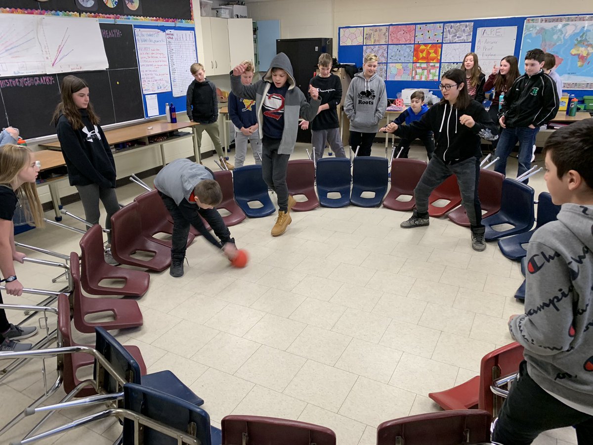 TosCentral67's tweet photo. A little #gagaball on a cold winter day! @TosorontioPS @SCDSB_Schools https://t.co/CGVHi5Qluy