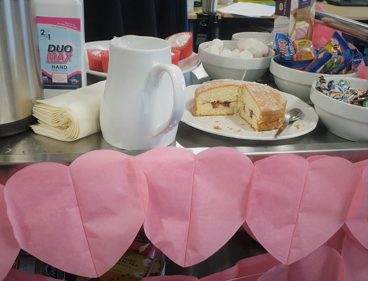 Aw thank you HR, Never tire of hearing the 'tea trolley'! 🍰💝☕🍍
A very Happy #ValentinesDay to you all (and it's Friday!) ❤️