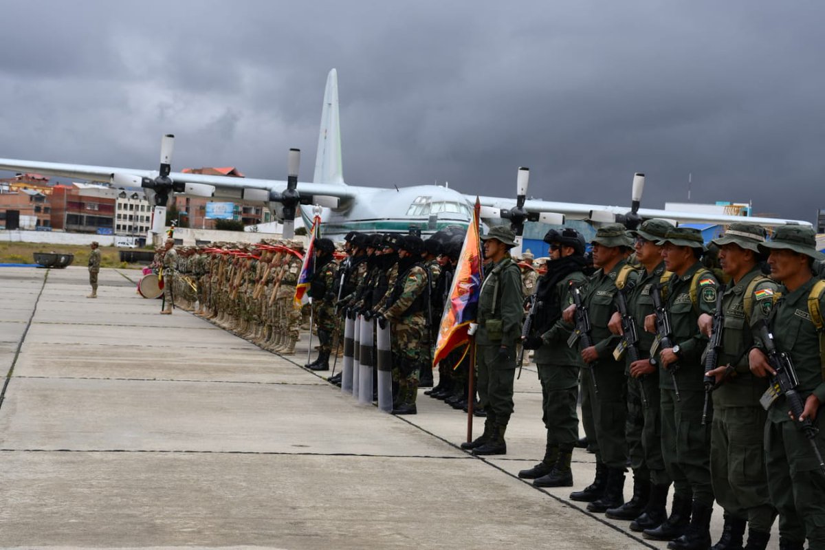 MindeGobierno's tweet photo. Acto de Inauguración de las tareas de racionalización y erradicación de la hoja de coca excedentaria. 1300 efectivos de la @Pol_Boliviana y #FFAA inician esta labor en el Chapare de #Cochabamba y Yungas de #LaPaz #Bolivia. https://t.co/doHkBTb1vT