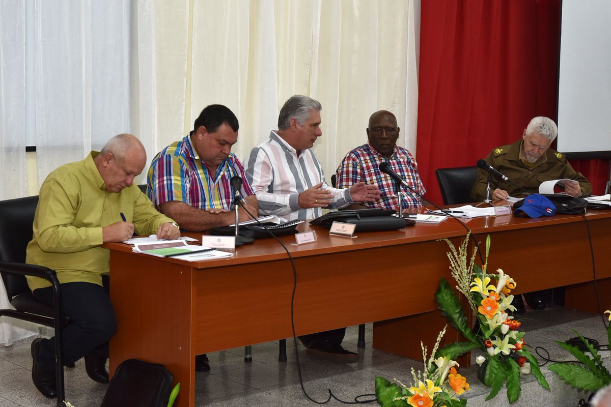 PresidenciaCuba's tweet photo. Díaz-Canel : #Cienfuegos está en mejores condiciones por estado actual del fondo habitacional con 80% en buen estado, pero es necesario mejorar la organización, planficación, calidad y que las rehabilitaciones realmente mejoren estado de las viviendas.
#ProgramaVivienda #Cuba🇨🇺 https://t.co/TUvESLKI45