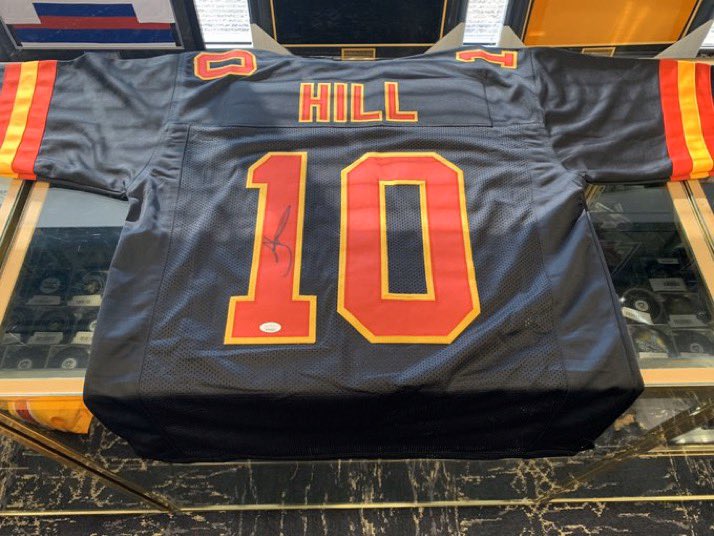 ArrowheadLive's tweet image. 🚨What is better than two Arrowhead Live giveaways? THREE!🚨

For a chance to win this autographed custom @cheetah jersey just follow these 3 steps:
1️⃣RETWEET this tweet
2️⃣FOLLOW @ArrowheadLive 
3️⃣FOLLOW @TSEKansasCity 

Giveaway ends Monday 2/17 at 5pm!
#Chiefs | #ChiefsKingdom