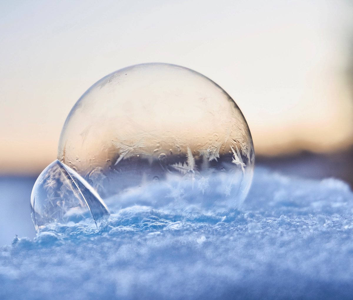 macho_diamond's tweet image. Cold enough to flash freeze bubbles at 7F as well. This is the first time I’ve ever been really successful at capturing the awesome crystals forming, video coming soon

#kswx #snowhour #icebubble @NWSWichita