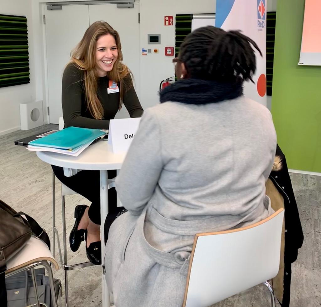 DeloitteDE's tweet photo. Heute war Deloitte auf dem HR Summit der @ReDISchool zu Gast: Getreu dem Motto #SharedIntelligence versammelten sich dabei HR und #Tech Experten, um integrative Lösungen für den Fachkräftemangel im #IT Sektor auszutauschen. #ConnectforImpact https://t.co/bBceKRbaiq https://t.co/P78u41Bkso