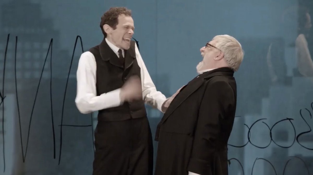 Chufara リーマン トリロジー サイモン ラッセル ビールがキュートだろうとは思ってたけど アダム ゴドリーの変化も見事 女性やイケおじに変わる時の長くてしなやかな指や小丸のサングラス 鉛筆のような長身を屈めたり伸ばしたり 舞台空間ならでは