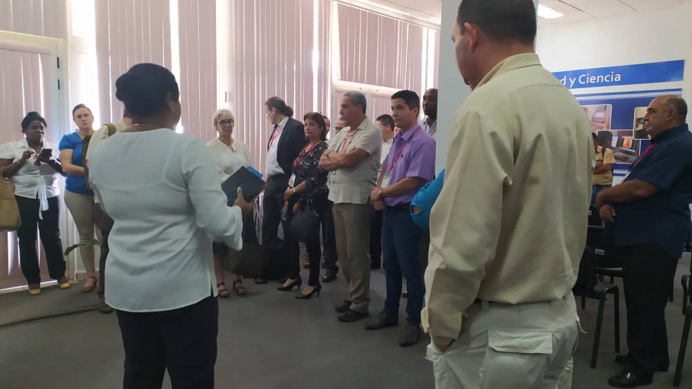 Los participantes en <a href="/CongresoUniv/">Congreso Universidad</a> que asisten a la sesión final del Taller Universidad-Empresa en #Universidad2020 visitan el salón de exposiciones de soluciones Informáticas de la UCI para conocer nuestros productos y servicios. #SomosCuba @WalterBG_uci <a href="/raydelmp/">Raydel Montesino Perurena</a> <a href="/marthadelcmv/">Martha del Carmen Mesa Valenciano</a>