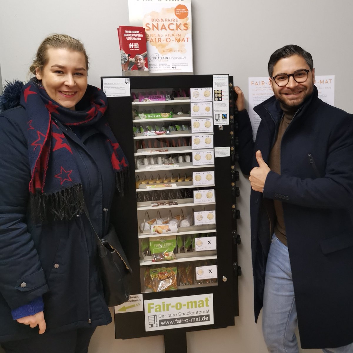 SPDFraktEimsb's tweet photo. Im Bezirksamt gibt es jetzt fair gehandelte Snacks. Auf unsere Initiative in der #bveimsbuettel wurde im Erdgeschoss ein Fair-o-mat aufgestellt. 👍

#fair #nachhaltigkeit #eimsbüttel #spd https://t.co/OdfGWz2wGv