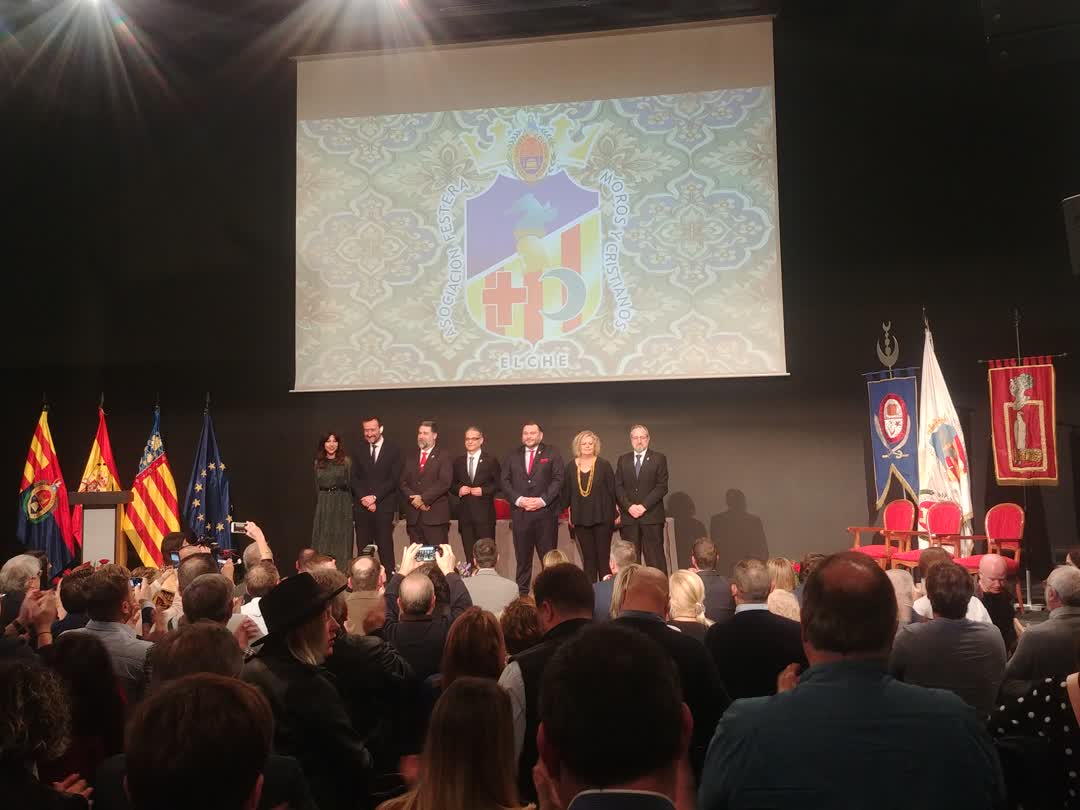ASTURESELX's tweet photo. En la noche del jueves 13 de febrero y en un abarrotado Centre de Congressos 'Ciutat d'Elx' fueron presentados los capitanes Moro y Cristiano y el Abanderado de la Asociación. Allí estuvimos arropándolos encabezados por nuestra Dama Astur 2020. Avant! https://t.co/hPkJ2EIbMk