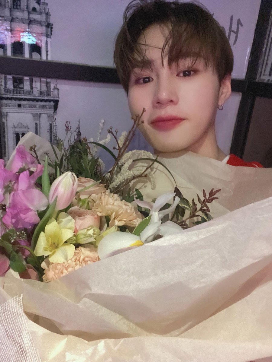 HSW_officialtwt's tweet image. [☁]

좋은 건 #하늘 과 함께 보라고 배웠습니다😆

HAPPY VALENTINE 마지막 선물 🎁 
구르미의 셀카 나갑니다 
오늘 하루 잘 마무리하시고 주말 잘 보내세요 하늘💜💙💛

#하성운 #HASUNGWOON