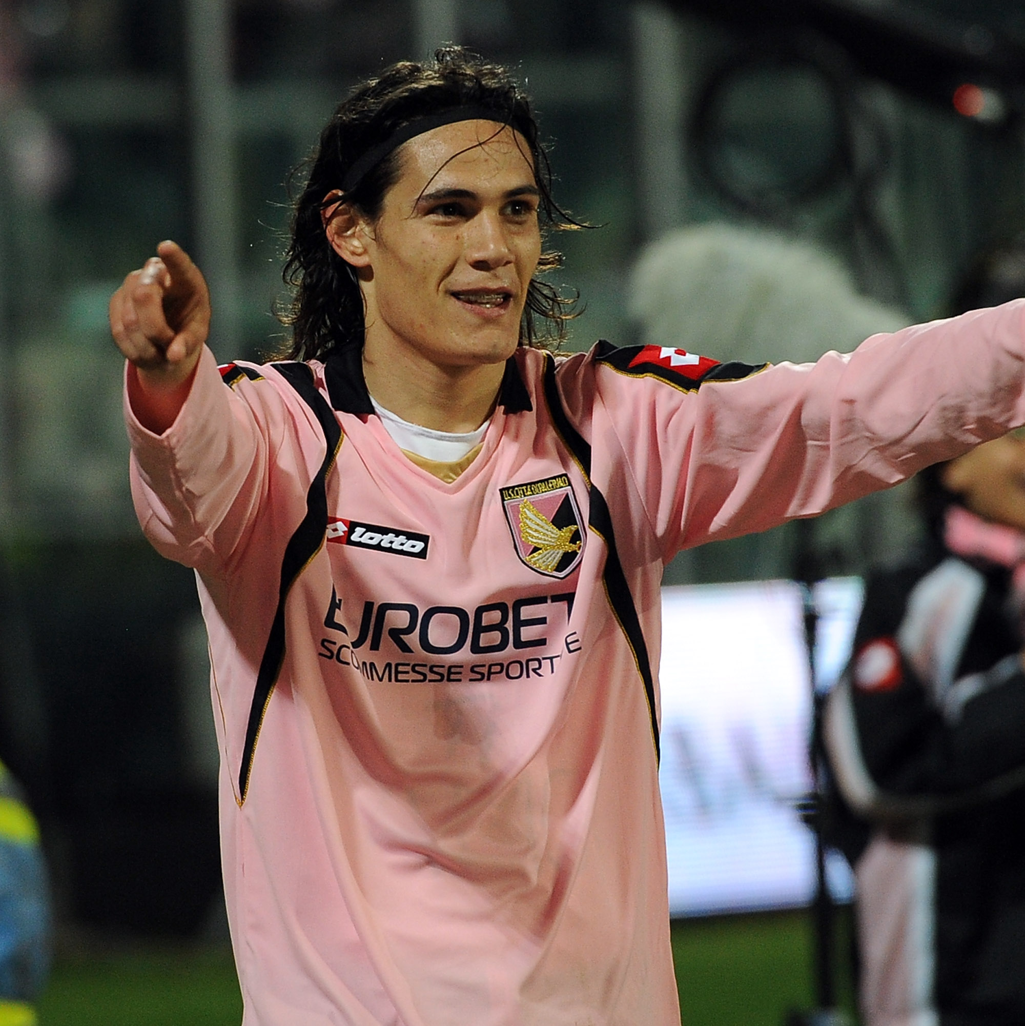 Happy 33rd birthday to PSG and Uruguay striker Edinson Cavani  One of the game\s great goal scorers  