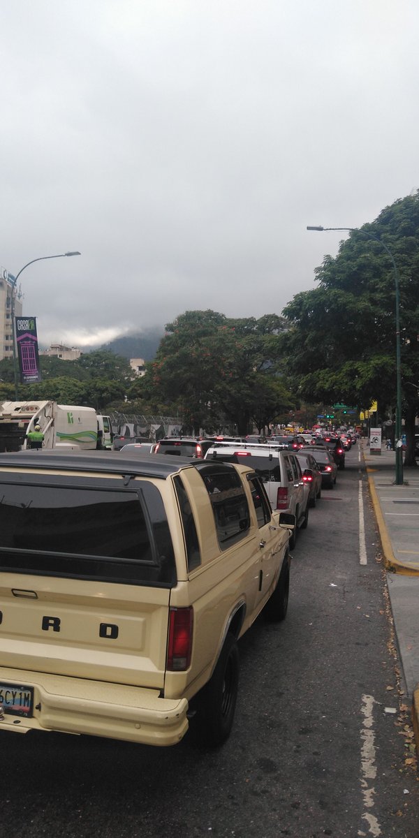chacho1286's tweet photo. #14febrero #Caracas marcha lenta en la Av Juan Pablo Pernalete de Altamira desde el distribuidor hasta la AFM 8:07am @FMCENTER @traffiCARACAS @tumototrafico https://t.co/GQh41WCRzj