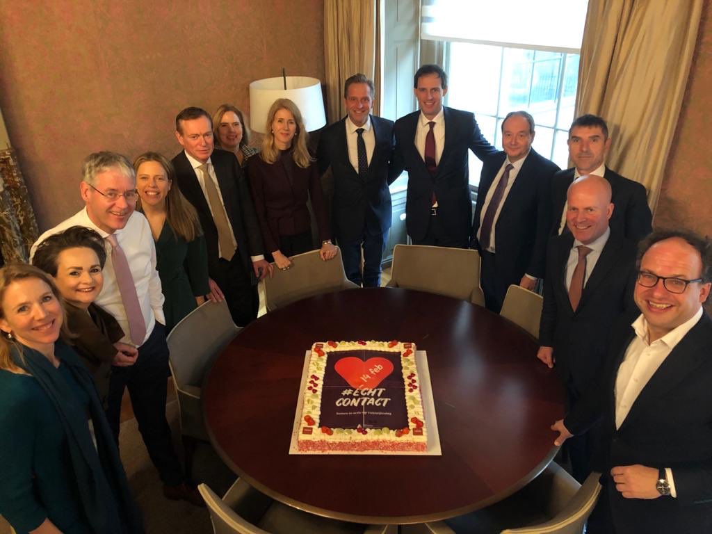 We moeten mensen die digitaal vaardig zijn verbinden met hen die een steuntje in de rug kunnen gebruiken. Om hier aandacht voor te vragen bracht minister @RaymondKnops taart mee naar de ministerraad. #echtcontact #NLDIGIBeter 🎂📱
echtcontact.nu