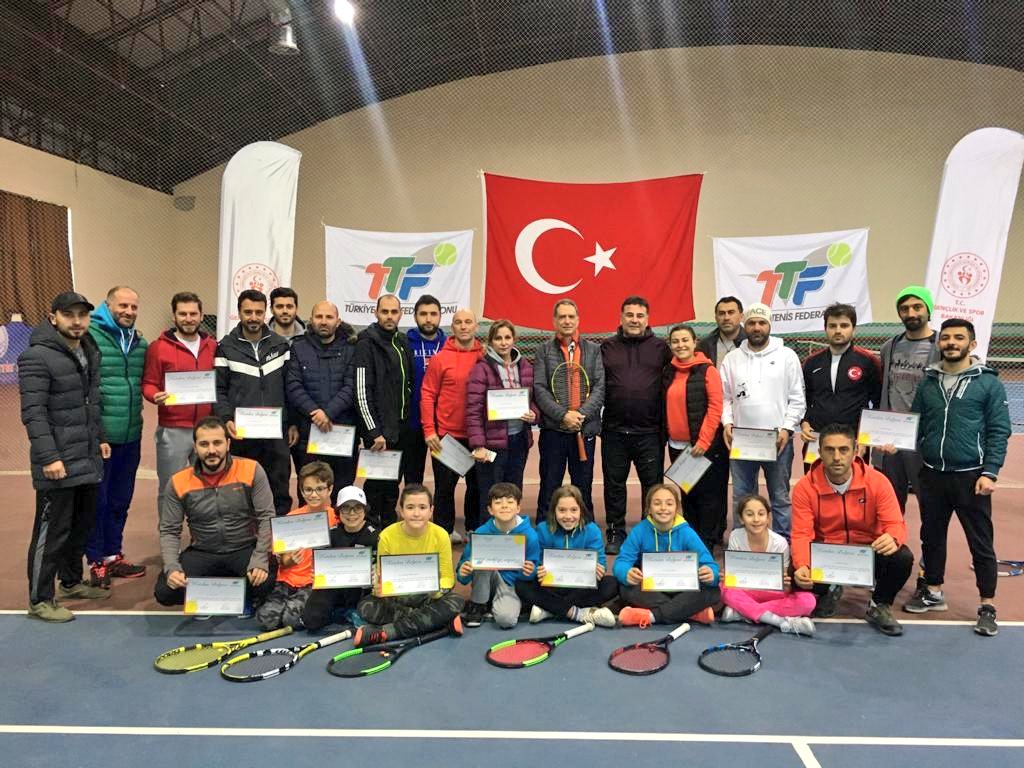 Federasyonumuz tarafından ücretsiz olarak düzenlenen Karadeniz Bölgesi 11 Yaş Sporcu ve Antrenör Gelişim Kampı Trabzon Gençlik Spor İl Müdürlüğü'ne ait Beşirli Tenis Kompleksi kortlarının ev sahipliğinde bugün tamamlandı 🎾