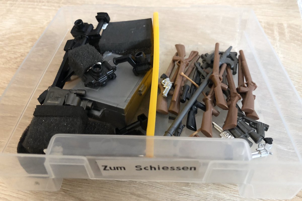 Habe mal angefangen die kleinen Sortierschublädchen mit dem Kükenkram so beschriften, dass ich auch endlich lesen kann was drin ist. 😅
(Schwarze Schrift auf durchsichtigen Material war immer nur so semioptimal. 🙄)