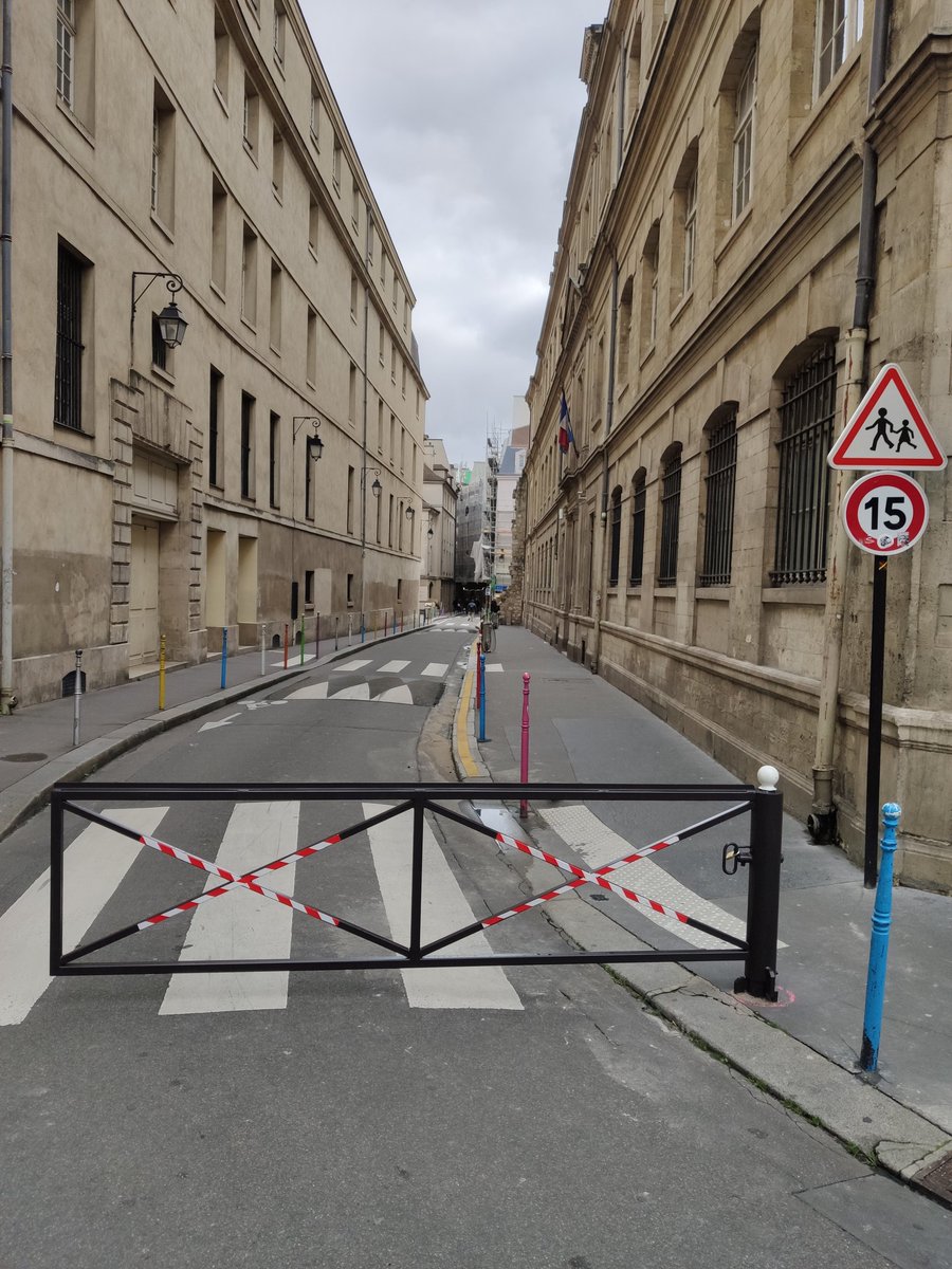 Mairiedu4e's tweet photo. Priorité à la protection des établissements scolaires, on ne  transige pas avec la sécurité des élèves! À la demande du Maire @ArielWeilT une barrière interdit désormais la circulation rue Charlemagne lorsque les collèges/lycées Charlemagne et Sophie Germain sont ouverts. https://t.co/3FB8jStSnN