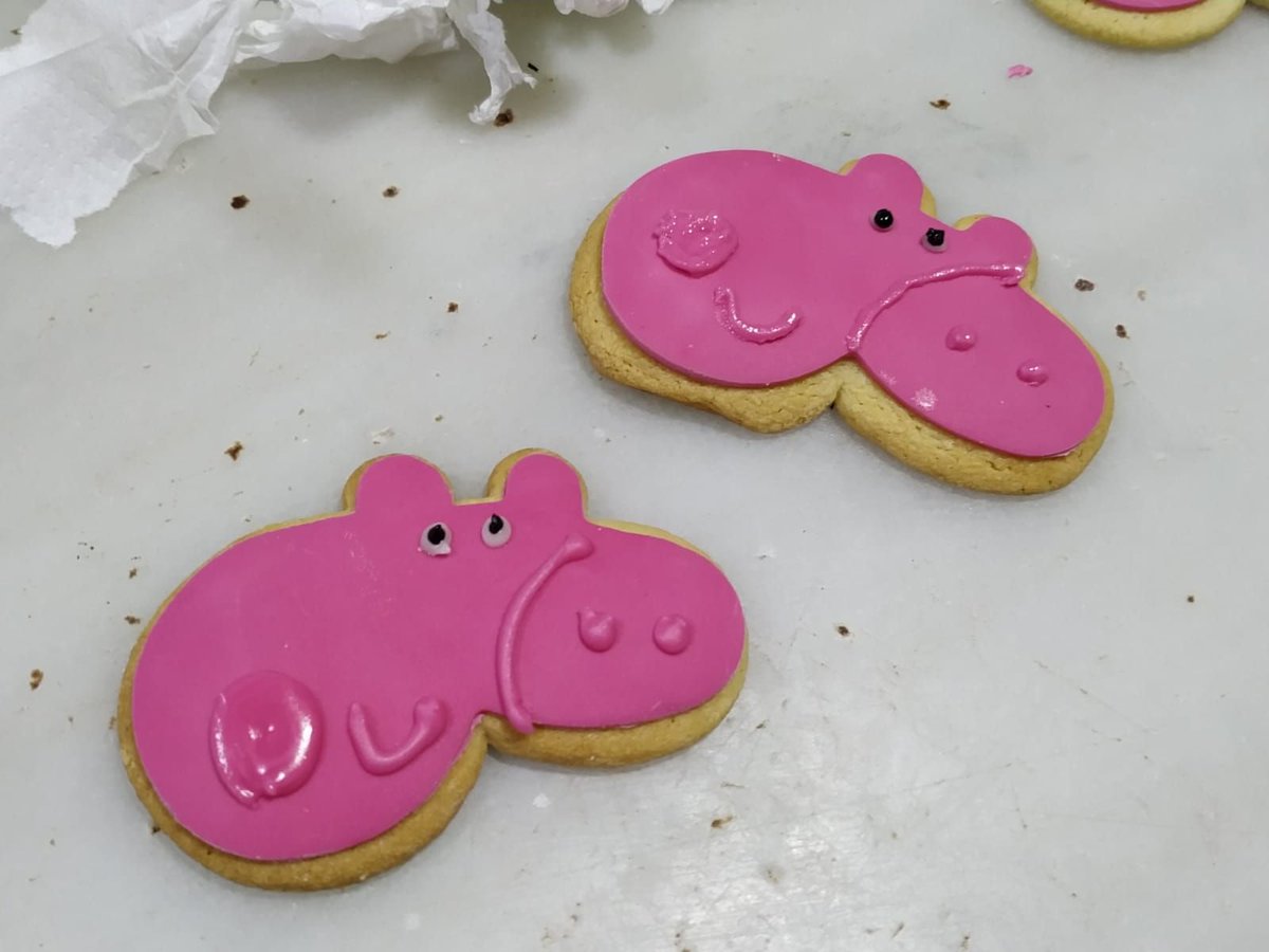 En Pancho continua aprenent noves tècniques per fer galetes, avui Pepa Pig i cors de Sant Valentí de fondant!!!😋
💖+🍪= Triomfaràs segur en un dia com avui😉  
💙Gràcies a <a href="/Dismon/">David Simon</a> per aquesta oportunitat a un jove amb #autisme #tea