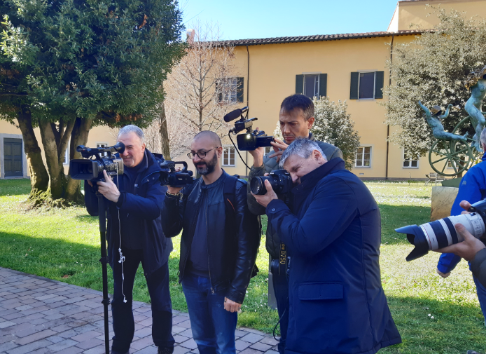 ScuolaSantAnna's tweet photo. #QuestoNonEAmore
Nel giorno di #SanValentino, la @ScuolaSantAnna #Pisa è onorata di aver ospitato una tappa della campagna informativa della @poliziadistato contro la violenza di genere. La rettrice #SabinaNuti: "Istruzione e sensibilizzazione fondamentali, noi in prima linea" https://t.co/js3efNDJxs