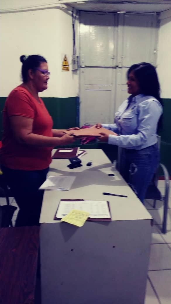 RRSSLaguaira's tweet image. Siguiendo lineamientos del Director Gral Gustavo Vizcaino Y la Coordinadora del Saime la Guaira Zaida Rodríguez . Se visitó al colegio Sergio Maria Recaño para retirar Actas de Nacimiento de los niños no cedulados para ser verificadas y posteriormente  cedularlos