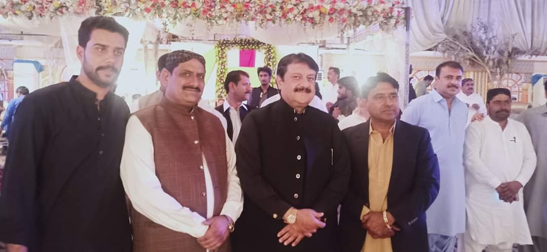 GulKeerio2's tweet image. وڏيرو جاويد احمد ڪيريو جي ڀاڻيجن عبدالقدير ۽ عبدالڪبير ڪيريو جي دعوت وليمـ ۾ رائل بينڪوئيٽ حيدرآباد ۾ ايل ايم اين اي سيد نويد قمر شاه صاحب تڪ ٽنڊو محمد خان  گل ڪيريو  سان گڏ  ورتل يادگار تصويرو,